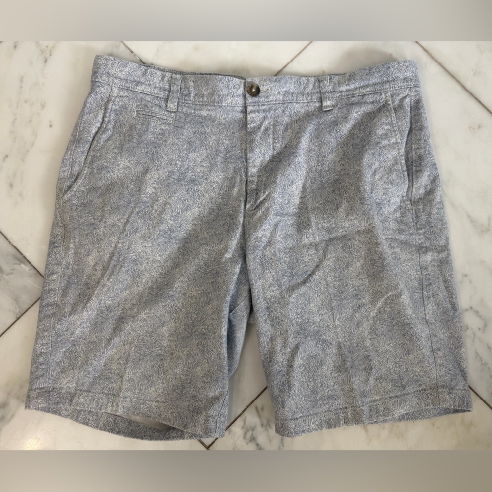 Johnnie-O Men’s 36 9” inseam floral line drawing 98% cotton flat front shorts